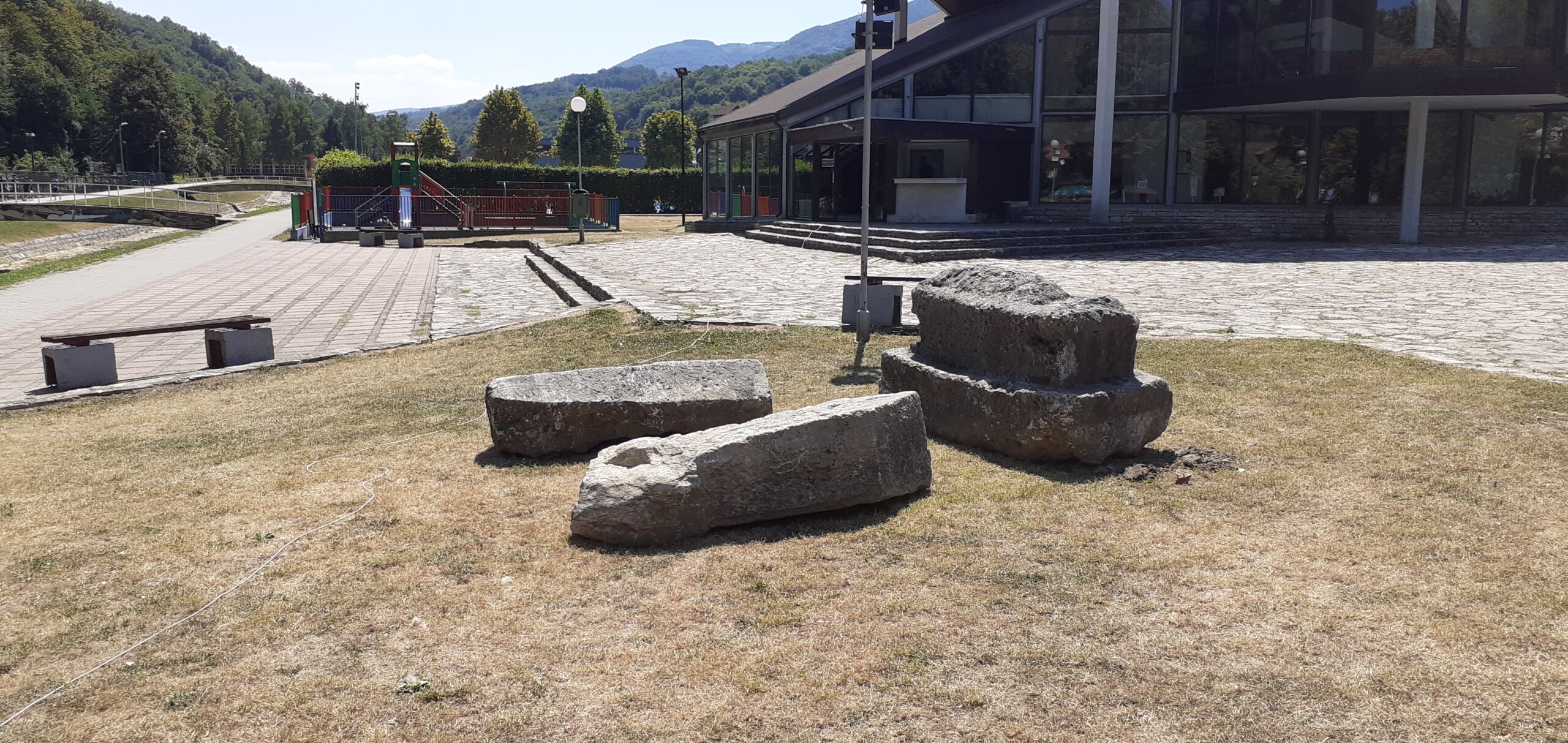 Srednjovekovni stećci koji su bili izmešteni kod kontejnera vraćeni na svoje mesto 2