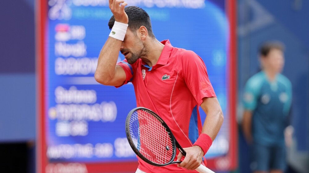 Novak Đoković povredio operisano koleno, meč nastavio nakon pomoći lekara, ali se teško kreće 9