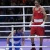 Italijanska bokserka predala meč protiv biološkog muškarca: Odbila da pruži ruku, klekla na ring i rasplakala se (VIDEO) 14