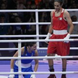 Italijanska bokserka predala meč protiv biološkog muškarca: Odbila da pruži ruku, klekla na ring i rasplakala se (VIDEO) 11