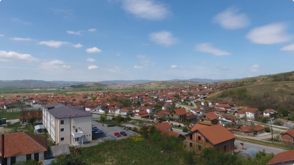 "Hapse nas da proteraju sve Srbe": Protest Srba u Pasjanu, zbog masovnih hapšenja traže zaštitu KFOR-a i međunarodne zajednice 10