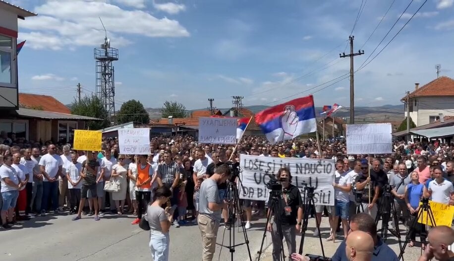 "Hapse nas da proteraju sve Srbe": Kako je izgledao protest više stotina Srba u Pasjanu zbog hapšenja petorice sunarodnika? 1