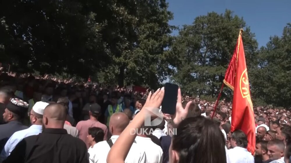 Došao u uniformi na sahranu Fatona Hajrizija: Hoće li kosovski policajac proći nekažnjeno? 9