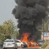 Zapalio se automobil na putu Pančevo-Beograd nakon sudara, pet osoba povređeno (VIDEO) 6