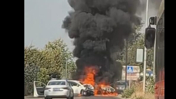 Zapalio se automobil na putu Pančevo-Beograd nakon sudara, ima povređenih (VIDEO) 7