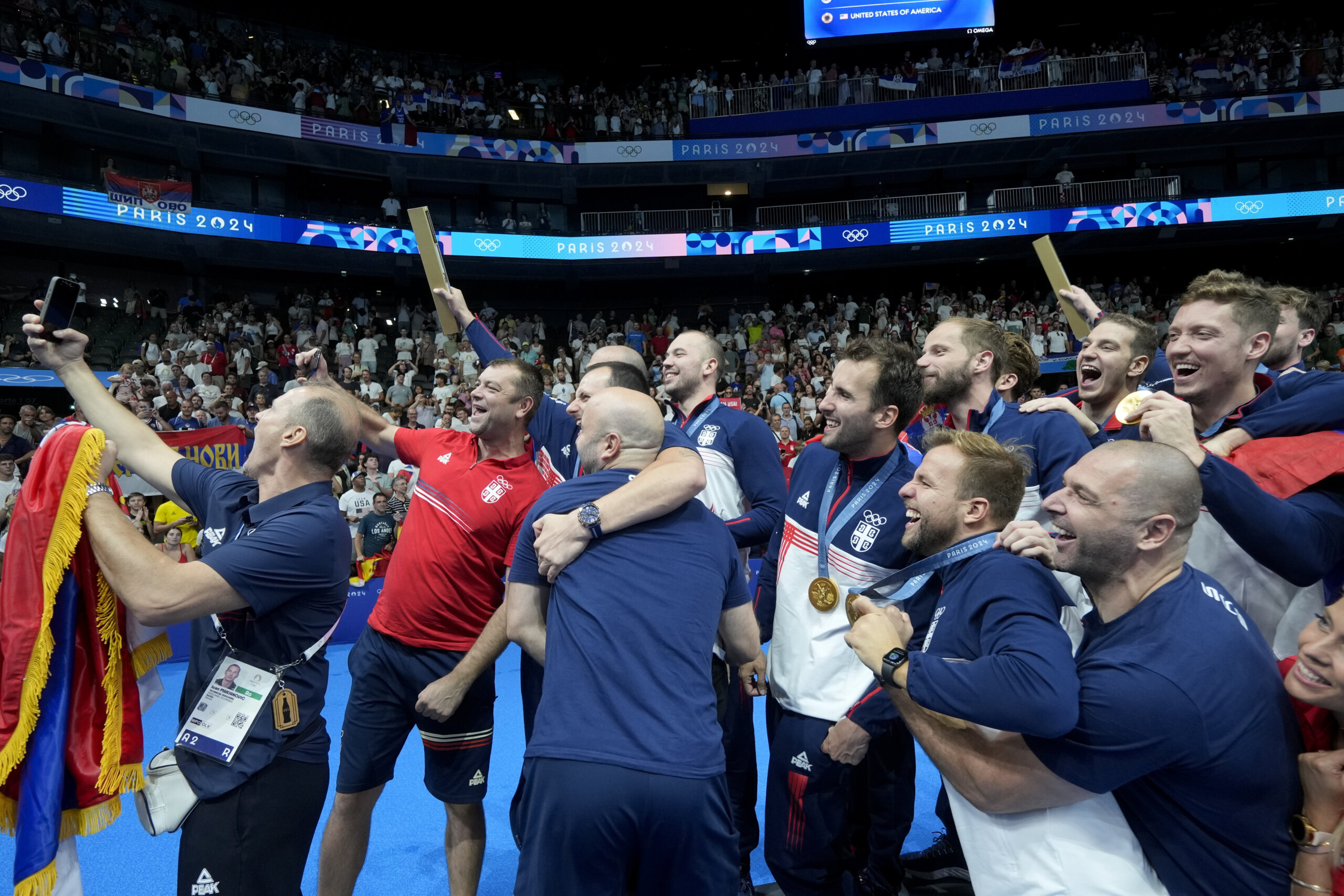 Trinaest srpskih divova u vodi odlikovani zlatnim olimpijskim medaljama u Parizu (VIDEO) 3