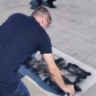 (VIDEO) Ćuta uprkos obezbeđenju ispred Skupštine ispisao grafit "Nećete kopati" 11