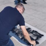 (VIDEO) Ćuta uprkos obezbeđenju ispred Skupštine ispisao grafit "Nećete kopati" 6