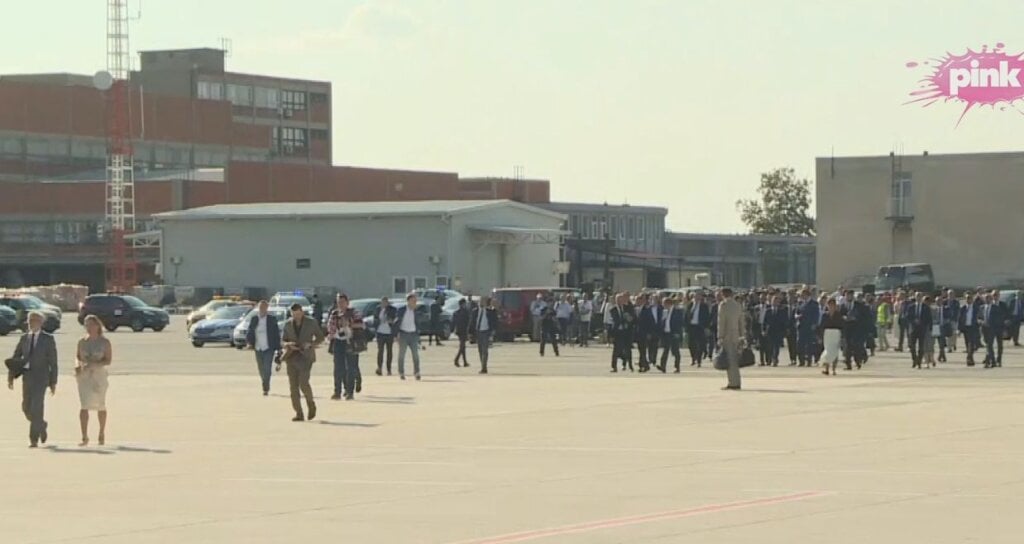 Fjalimi përfundimtar i presidentit Macron dhe Vuçiq në aeroportin e Beogradit: Vizita përfundoi në datën 3