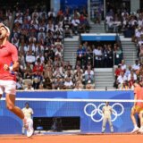 (UŽIVO) Finale na olimpijskom Rolan Garosu: Đoković zakoračio ka zlatnoj medalji protiv Alkaraza, u drugom setu još izjednačeno (VIDEO) 11