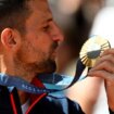 Novak Đoković pokazao zlatnu medalju svojim navijačima u “Šampionskom parku”: Ostvario sam san, najveći uspeh u karijeri 13