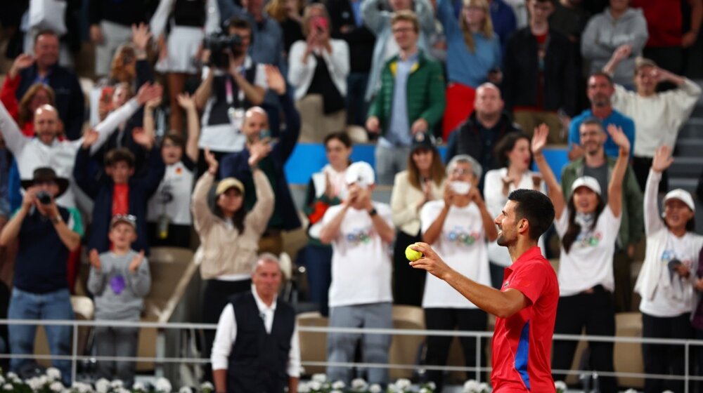 Đoković pao u zagrljaj navijačima: Izađi, Nole, bar na čas (VIDEO) 1