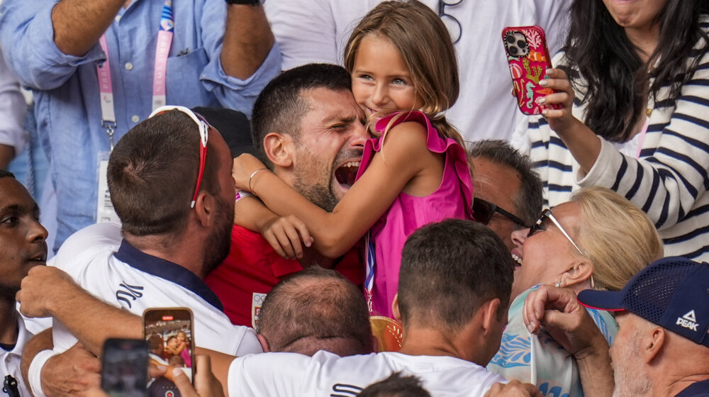 Olimpijska bura osećanja: Zlatni jecaji Novaka Đokovića i najrođeniji zagrljaj Damira Mikeca i Zorane Arunović pod himnom ljubavi Selin Dion (VIDEO) 11