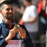 Novak Đoković uputio poruku narodu Srbije: Ovu medalju sam osvojio zbog vas i ona pripada i vama (VIDEO) 5