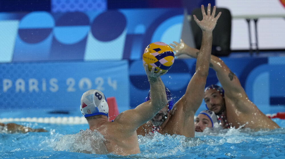 Najzad dostojno olimpijske krune: Vaterpolisti Srbije potopili domaćina i ušli u četvrtfinale 1