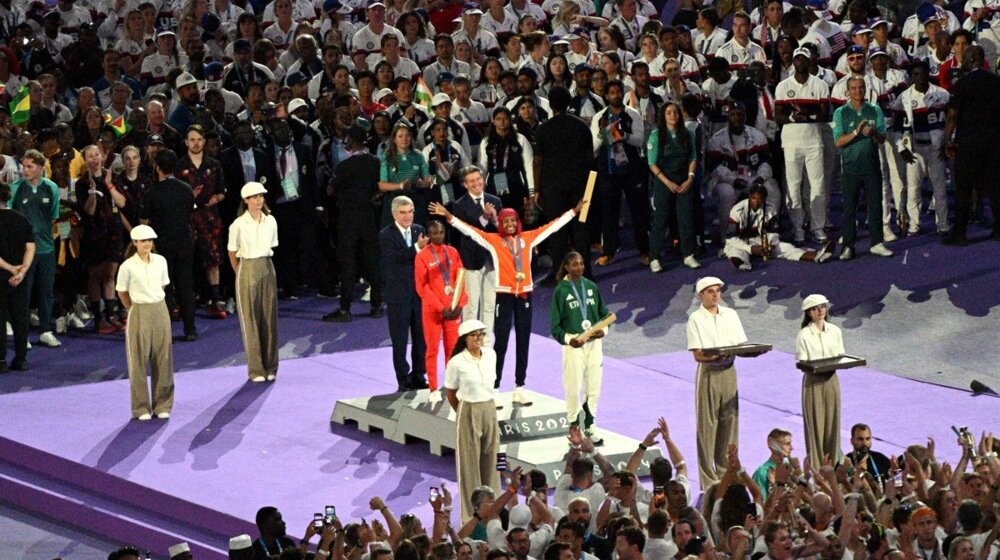 U slavu Marša žena na Versaj: Maratonke dobile medalje na ceremoniji zatvaranja Olimpijskih igara u Parizu (VIDEO) 11