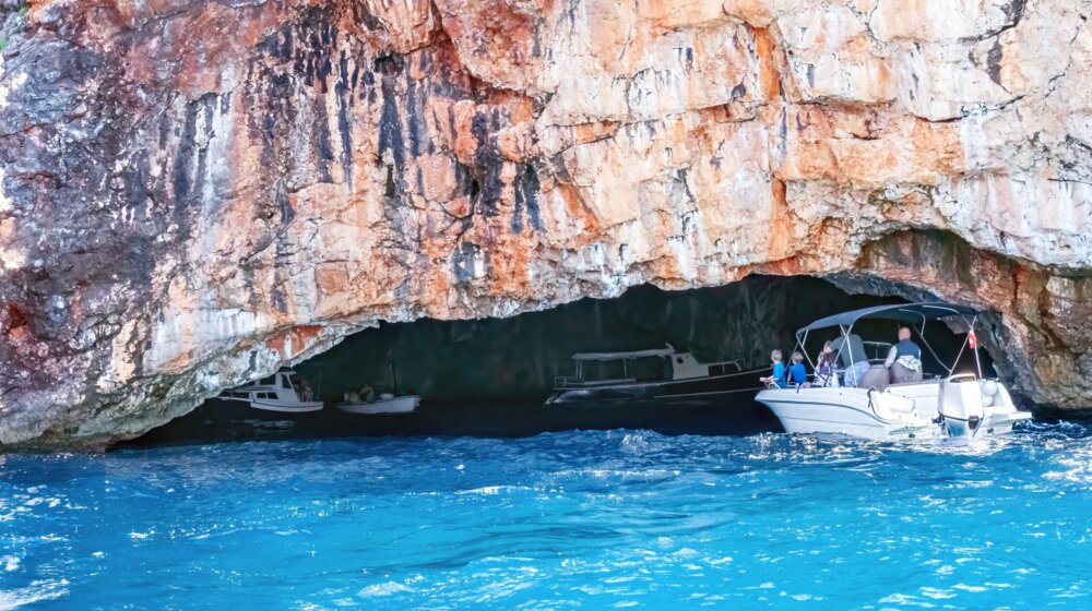 Plava špilja u Bokokotorskom zalivu na udaru glisera i barki - zagađen vazduh i ugroženi kupači 11