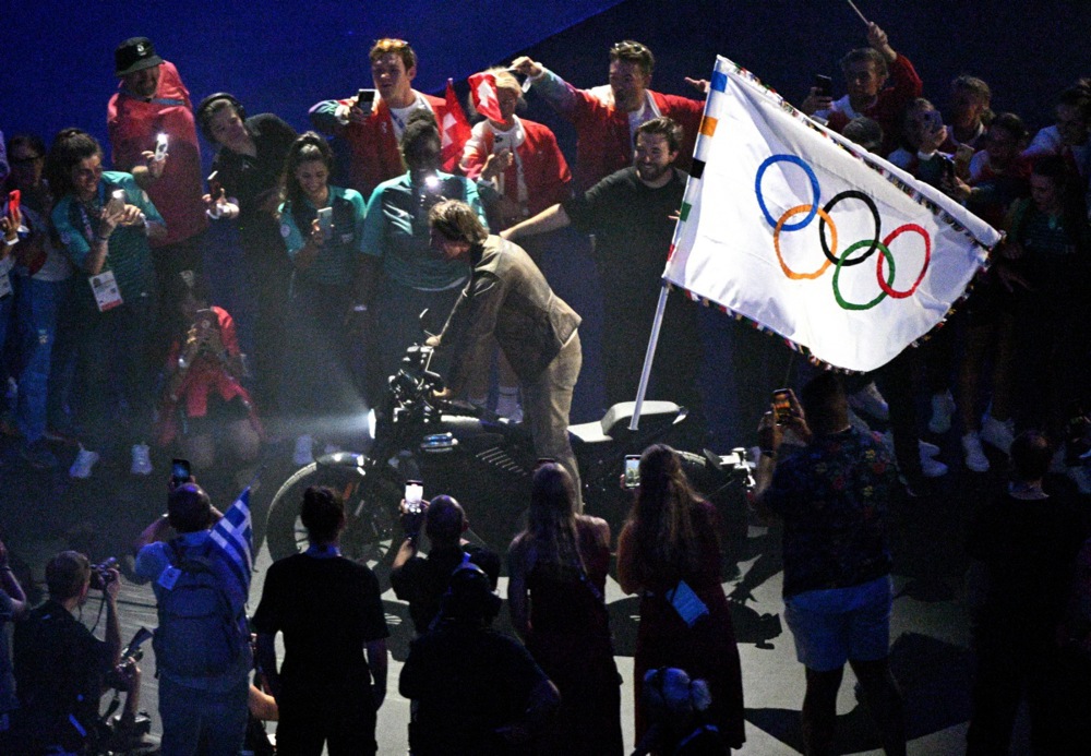 Orevoar: Zatvorene Olimpijske igre u Parizu, Tom Kruz na Top gan motoru poterao olimpijsku zastavu u El-Ej (VIDEO, FOTO) 4