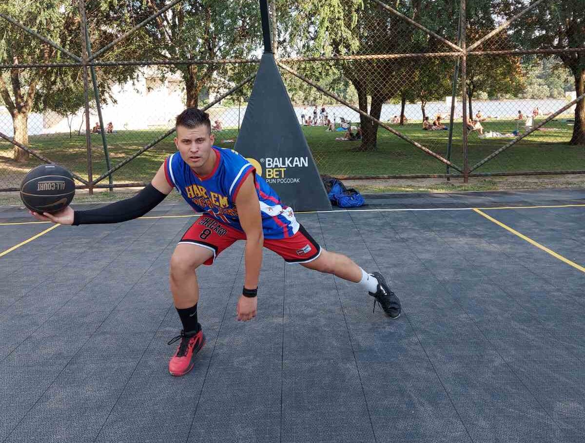 Kako to radi "Leteći Novosađanin": Stefan Janković majstor trikova sa košarkaškom loptom 2