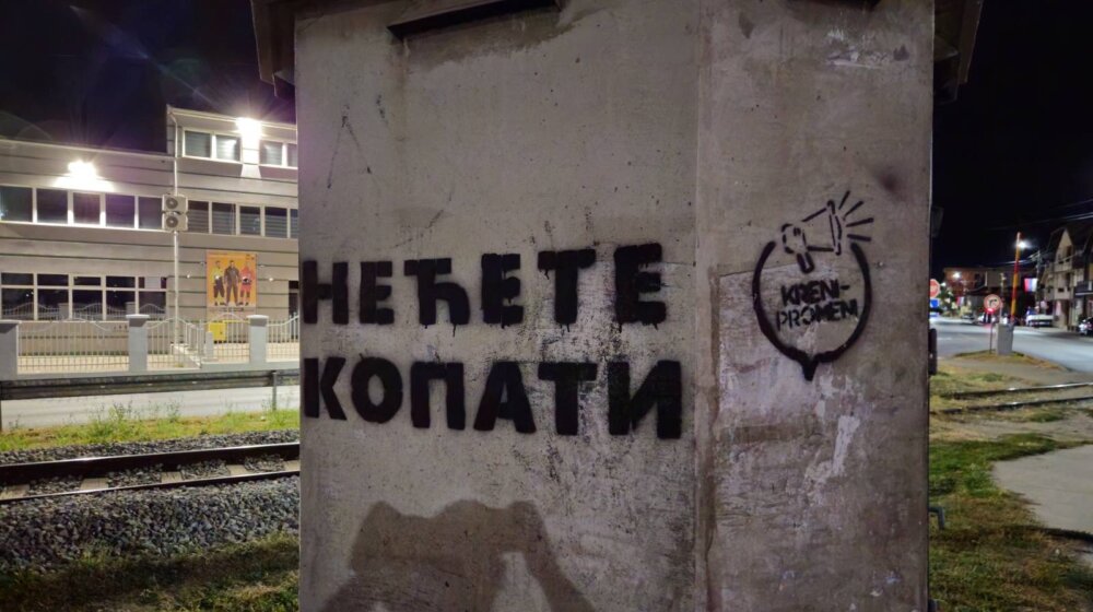 (FOTO) Grafiti "Nećete kopati" osvanuli u Loznici na mestu gde će se održati Dan sećanja na stradale i prognane u "Oluji" 1