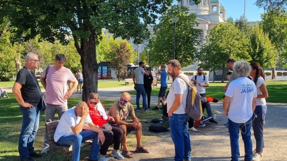 Nekoliko desetina građana ispred policijske stanice u Ulici despota Stefana, najavljena blokada na tajnoj lokaciji 1