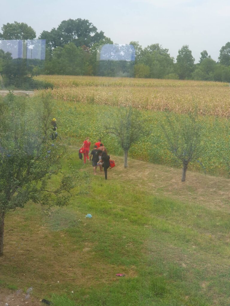 Tre persona humbën jetën në një përplasje midis një treni dhe një veture pranë stacionit hekurudhor në Lazarevac (FOTO) 3