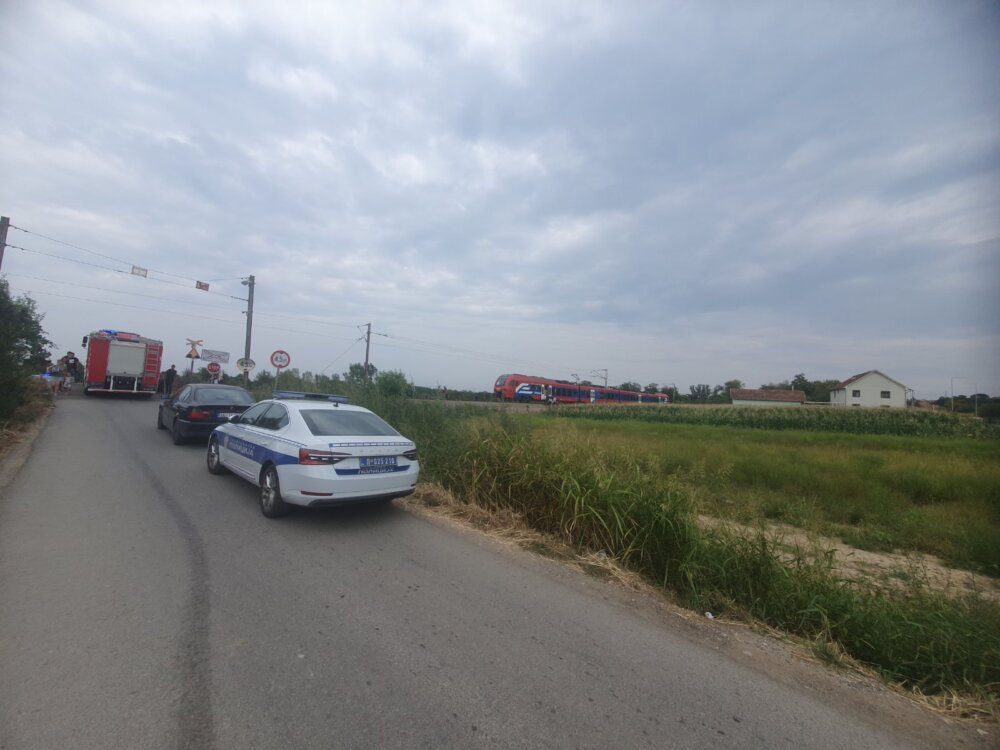 Tre persona humbën jetën në një përplasje mes një treni dhe një veture pranë stacionit hekurudhor në Lazarevac (FOTO) 2