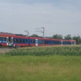 Troje poginulih u sudaru voza i automobila u blizini železničke stanice Lazarevac (FOTO) 3