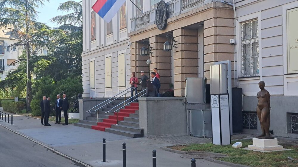 Kako Novosađani nisu videli francuskog predsednika: Makron prvi put u Novom Sadu (FOTO) 10