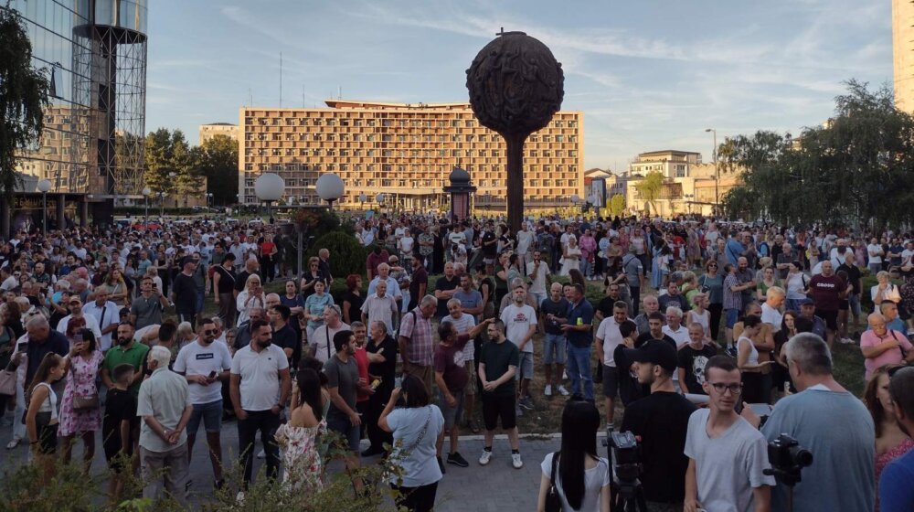 Poruka sa protestnog skupa u Kragujevcu: "Ništa ne može odbraniti našu decu osim nas" (VIDEO, FOTO) 1