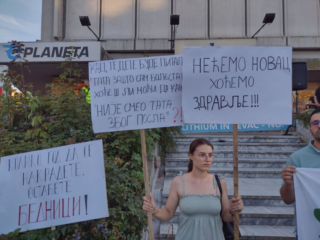 Poruka sa protestnog skupa u Kragujevcu: "Ništa ne može odbraniti našu decu osim nas" (VIDEO, FOTO) 3