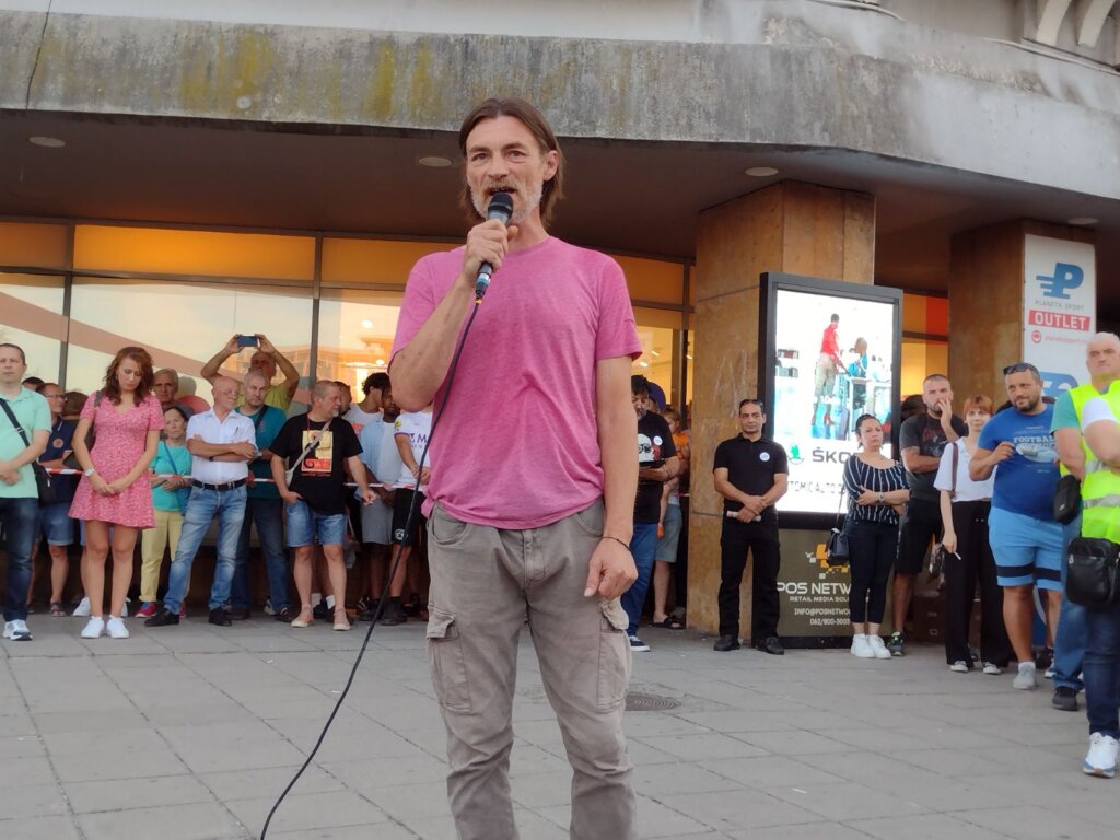 Poruka sa protestnog skupa u Kragujevcu: "Ništa ne može odbraniti našu decu osim nas" (VIDEO, FOTO) 5