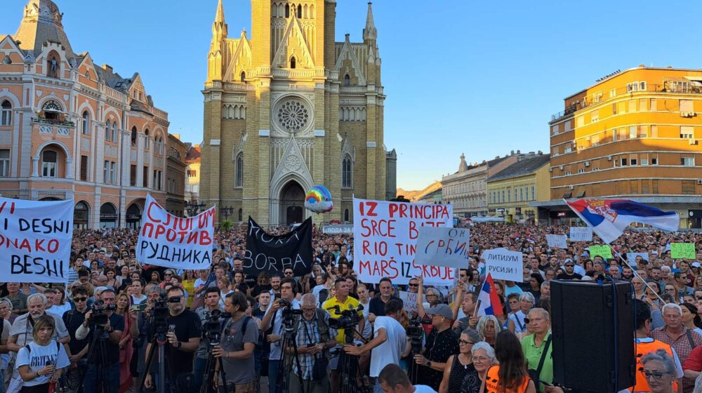 Protest protiv kopanja litijuma ispunio Trg slobode u Novom Sadu: "Protiv sebe imamo najmoćnije kompanije sveta, ali nećemo se predati" (VIDEO, FOTO) 9