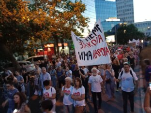 Protest protiv kopanja litijuma ispunio Trg slobode u Novom Sadu: "Protiv sebe imamo najmoćnije kompanije sveta, ali nećemo se predati" (VIDEO, FOTO) 8