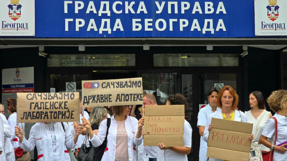 "Politika vlasti je da javne ustanove dovodi do ruba propasti": ZLF podržao protest zaposlenih u Apotekama Beograd 7