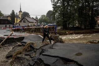 (FOTO) Poplave u Evropi: Od Rumunije do Poljske stradalo 17 osoba, mesto u Mađarskoj moglo bi biti odsečeno od ostatka sveta 4