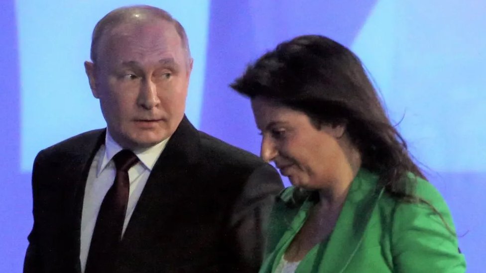 Vladimir Putin i Margarita Simonjan hodaju