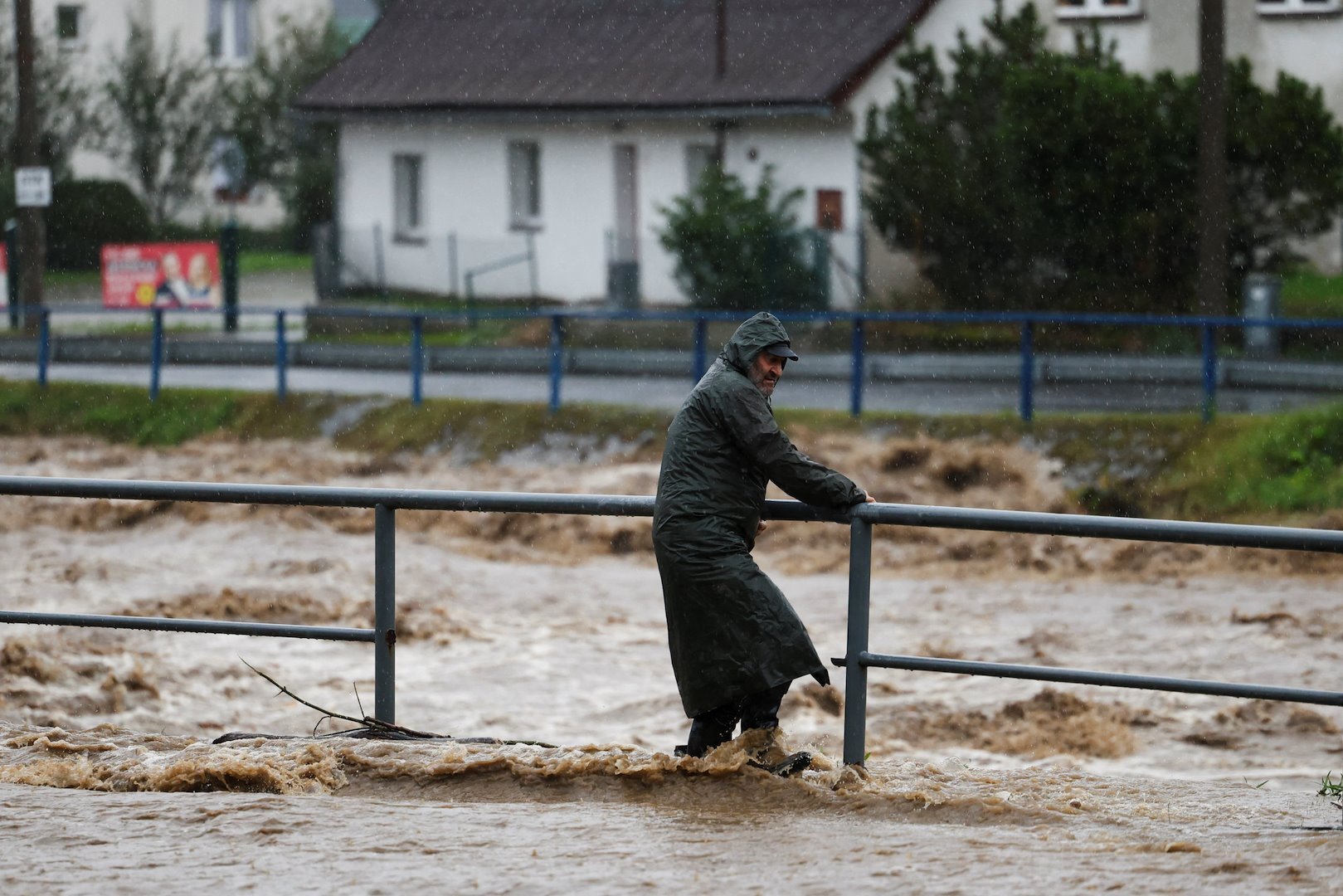 Poplavljeni put u mestu Jesenjik u Češkoj