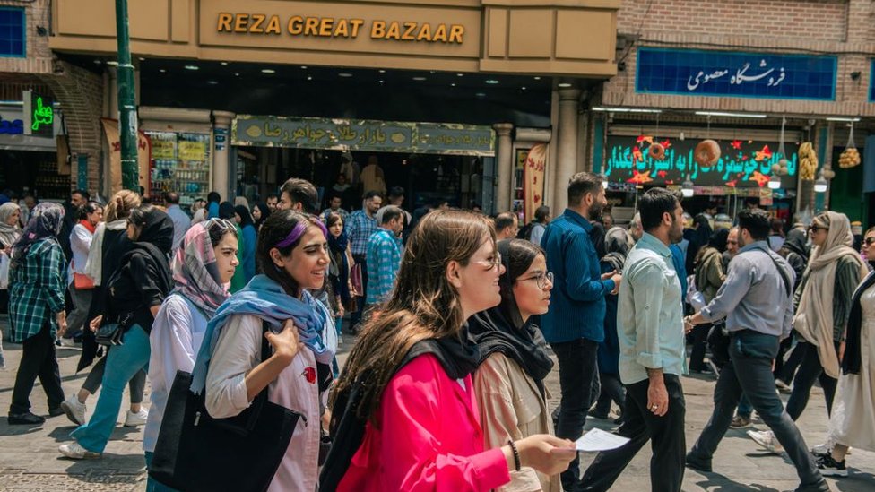 U Teheranu se, posle smrti Mahse Amini, žene češće vide bez marama, čime prkose iranskom strogom kodeksu oblačenja