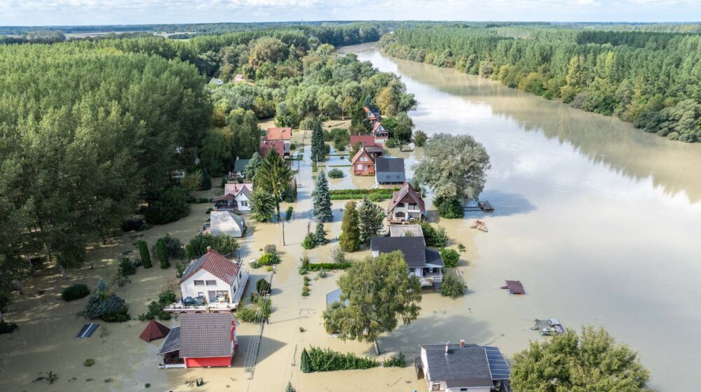 Kod Bezdana kritično, građani se od poplave brane džakovima sa peskom 1