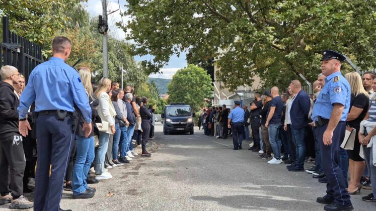 U toku saslušanje srpskih mladića u Severnoj Mitrovici, građani protestuju ispred policijske stanice (VIDEO, FOTO) 2