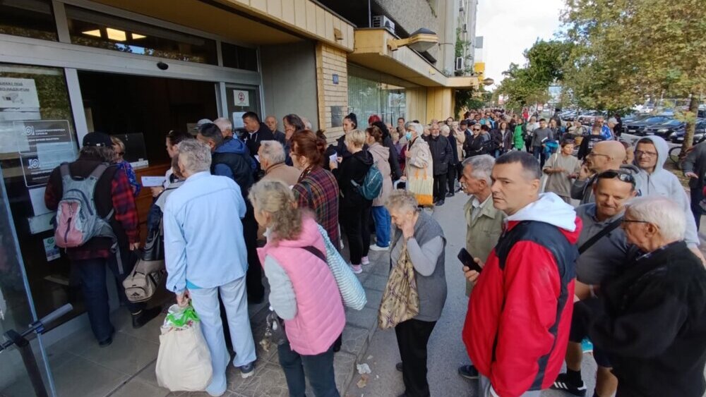 Veliki redovi ispred EPS-a u Novom Sadu, građanima opet višestruko uvećani računi za struju: "Ovo je postalo beznadežno" 2