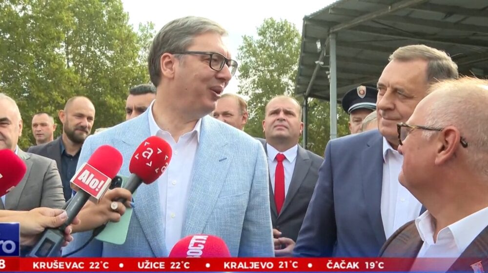 Vučić treći dan u Podrinju: Obišao školu i odneo deci uštipke, pa ga čeka ruski ambasador 9