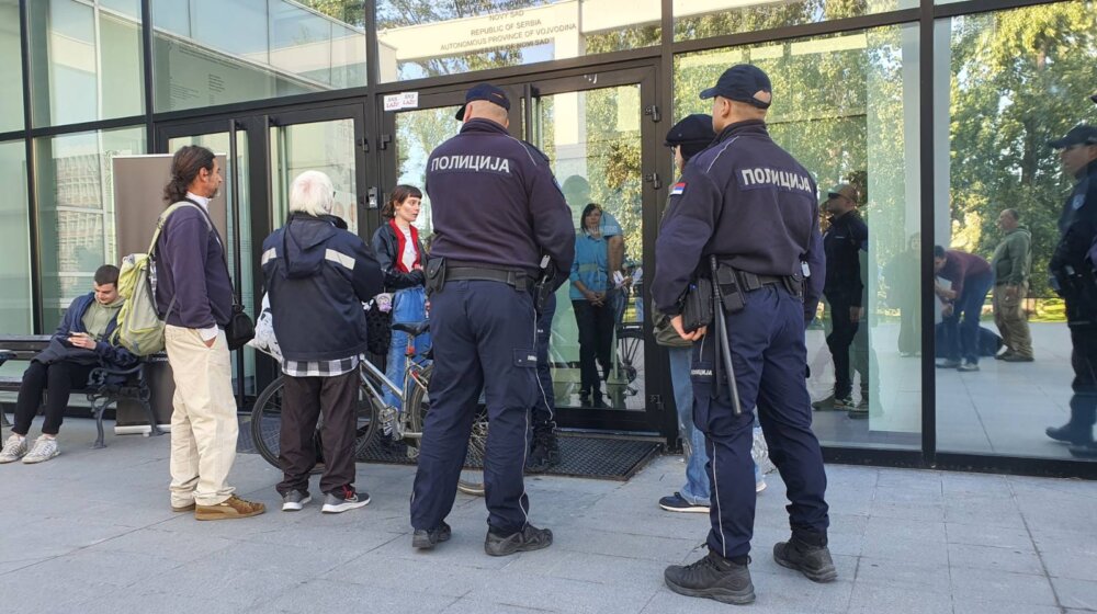 UŽIVO, VIDEO Napad na studente ispred Rektorata, dvoje povređeno: Počeli izbori, u prostoriji gde se održavaju su i batinaši koji su ih napali 25