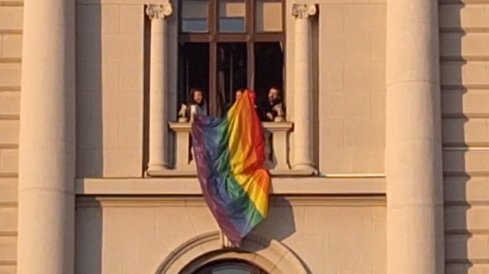 Poslanici ZLF istakli LGBT zastavu sa prozora Skupštine Srbije 8