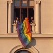 Poslanici ZLF istakli LGBT zastavu sa prozora Skupštine Srbije 13