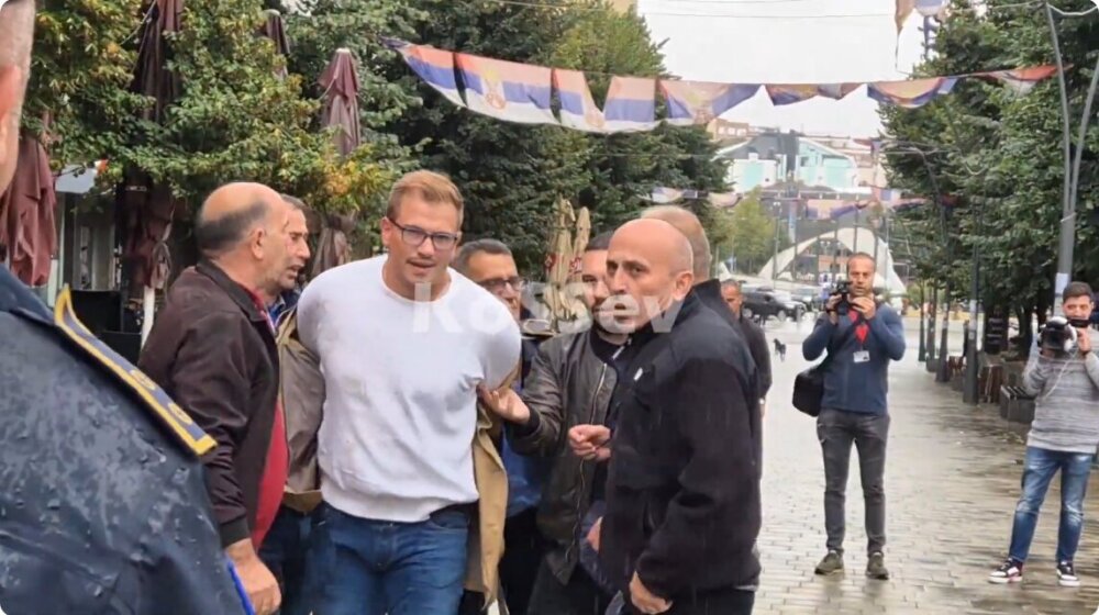 Privedeni Aleksandar Arsenijević i Ivan Orlović dok su Kurti i Svečlja bili u poseti restoranu brze hrane u Severnoj Mitrovici (VIDEO) 11