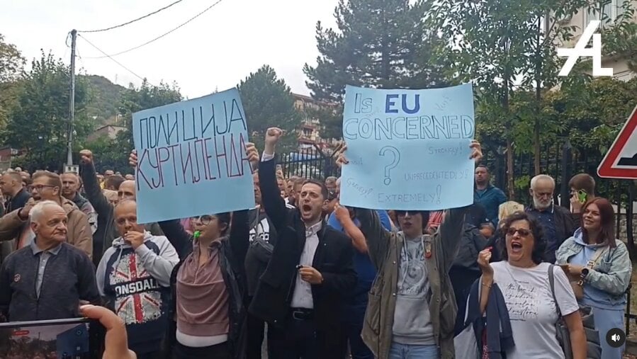 "Policija Kurtilenda": Srbi u Severnoj Mitrovici protestuju zbog hapšenja četvorice mladića 16