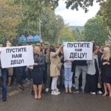 U toku saslušanje srpskih mladića u Severnoj Mitrovici, građani protestuju ispred policijske stanice (VIDEO, FOTO) 12