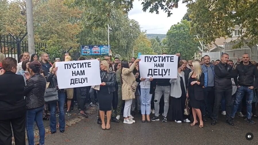 U toku saslušanje srpskih mladića u Severnoj Mitrovici, građani protestuju ispred policijske stanice (VIDEO, FOTO) 9